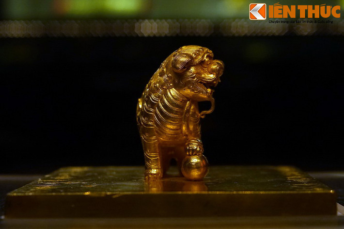 “...Duệ Tông Hiếu định Hoàng đế băng thì để lại cho Thế tổ Cao Hoàng đế (tức vua Gia Long). Bấy giờ binh lửa hơn 20 năm, ấn ấy mất rồi lại tìm thấy nhiều lần”. Chuyện ấn “mất rồi thấy lại” được kể như sau: Khi chúa Nguyễn Ánh ra đảo Phú Quốc, người mang ấn theo sau bị lạc. Về sau người này mới tìm được vua và trao lại ấn.