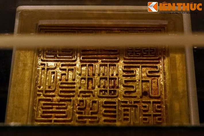 Vì chiếc ấn có vai trò quan trọng như vậy nên khi vừa kế nghiệp, vua Minh Mạng mới “tự tay phong kín cất đi. Đến năm Đinh Dậu thứ 18 ngày 22 tháng chạp lại mở xem một lần rồi viết chữ son niêm lại để cất như cũ, dùng để truyền cho ức muôn đời”.