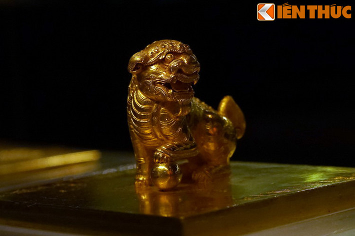 Được lưu giữ và trưng bày tại Bảo tàng lịch sử Quốc gia, ấn "Đại Việt Quốc Nguyễn Chúa vĩnh trấn chi bảo" được đúc bằng vàng khối, có quai hình con lân, là báu vật truyền ngôi của các vua nhà Nguyễn. Hiện vật này có số phận lịch sử khá ly kỳ, được ghi lại qua chính sử nhà Nguyễn.