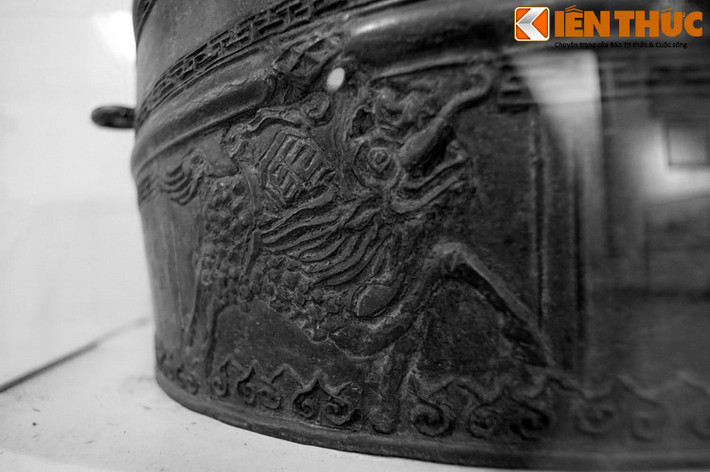 Giá trị nổi bật của chiếc trống này là các đề tài trang trí thể hiện đặc trưng nghệ thuật mang tính thời đại rất rõ nét. Đó là sự cân đối trong bố cục, sự khỏe khoắn trong đường nét, mảng khối, với đề tài chủ đạo là các linh vật truyền thống.