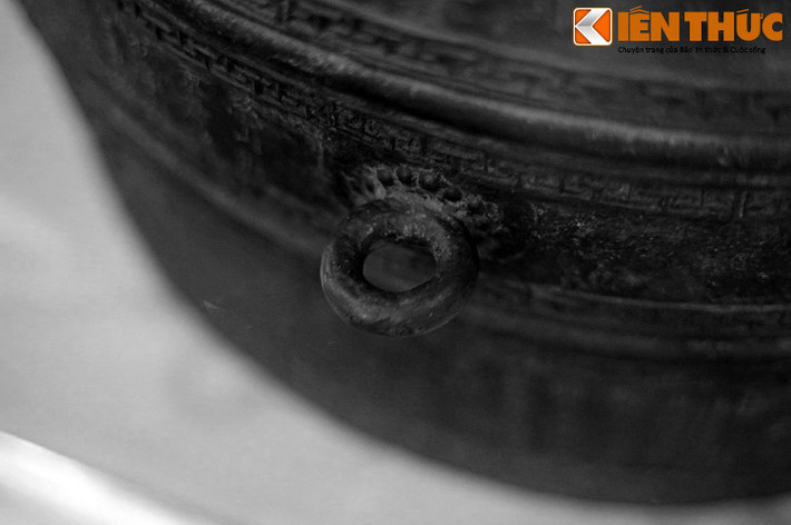 Ngay cả thân trống được chia thành ba phần ngăn cách bằng các đường gờ nổi cũng loáng thoáng gợi ra cho hậu thế hình ảnh về ba phần của thân trống đồng Đông Sơn.