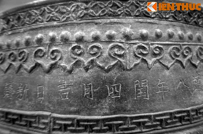 Bên cạnh sự độc đáo và những dấu ấn riêng, vẫn có những yếu tố mang tính kế thừa, thể hiện bước phát triển liên tục trong nghệ thuật cổ Việt Nam, đó là các băng hoa văn nhũ đinh, hoa chanh, hồi văn chữ T… là những mô típ phổ biến trong nghệ thuật Lý - Trần - Lê sơ.