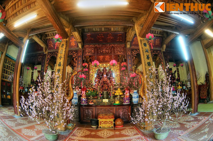 Phật điện của chùa là nơi thờ các chư Phật, gồm tiền đường và hậu cung làm theo kiểu chữ “Đinh&#34;. Hiện trong tiền đường dạng vòm cuốn mở rộng bằng một vì vỏ cua, là một kiểu kiến trúc ít có ở miền Bắc.