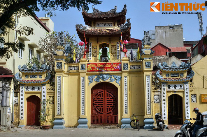 Tam quan của chùa là gác chuông 2 tầng, 8 mái mang phong cách truyền thống. Mặt trước tam quan có các hàng câu đối chữ Nôm, một điều rất hiếm gặp tại các chùa ở Hà Nội.