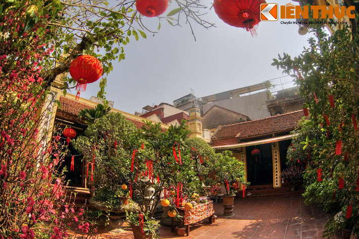 Tương truyền, cái tên Ngọc Hồ có nghĩa là bầu rượu bằng ngọc quý, được đặt do chùa được xây trên cái một gò hình dáng như bầu đựng rượu. Theo một cách giải thích khác thì tên này bắt nguồn từ cái giếng nước trong như ngọc nằm bên tam bảo của chùa.