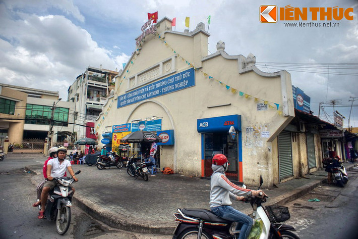 Xét trên quy mô và vị trí địa lý, đây là một khu chợ lớn và quan trọng của Nam Bộ thời xưa. Ngày nay, dù Trung tâm thương mại Thủ Đức hiện đại đã được xây dựng kế bên, chợ Thủ Đức vẫn giữ một vai trò quan trọng trong đời sống của người dân khu vực.