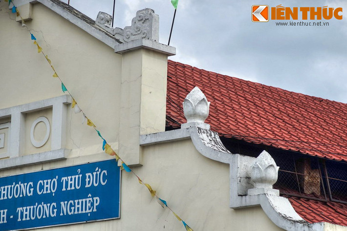 Sau gần 2 thế kỷ tồn tại, chợ đã được trùng tu, nhưng vẫn lưu giữ được những nét kiến trúc cổ kính có từ thời xưa. Nét nổi bật của chợ là mặt tiền được thiết kế trang nhã với những đường nét tạo hình mềm mại, mang dấu ấn văn hóa truyền thống của người Việt.