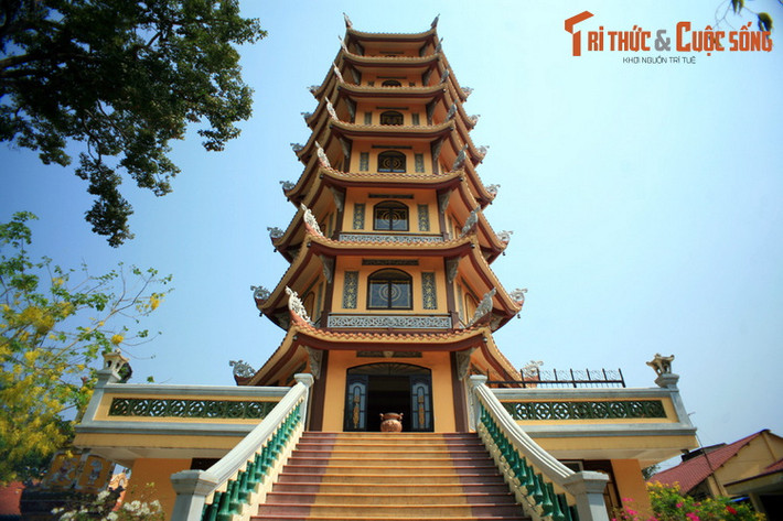 Một công trình ấn tượng khác của chùa Hội Khánh là ngôi tháp 7 tầng, khánh thành năm 2007. Tháp được xây theo hình lục giác với chiều cao hơn 25 mét, mỗi tầng đều có những bức phù điêu đắp nổi xung quanh tháp. rất sinh động.