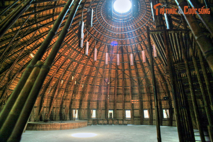 Công trình nổi bật của quán là khu sân khấu, cũng được làm bằng vật liệu thiên nhiên, kết hợp với yếu tố hồ nước và cây xanh. Vào ban ngày, không gian bên trong sân khấu tràn ngập ánh sáng tự nhiên do phần đỉnh chóp được thiết kế với một lỗ hổng đón ánh sáng.