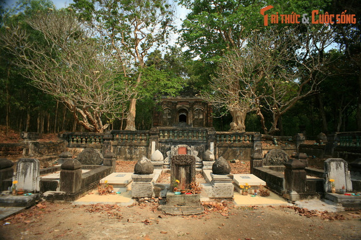 Sau cổng tam quan là khu mộ phần với ba ngôi mộ cổ được xây cất kiên cố, bốn góc của mỗi ngôi mộ có 4 cột trụ hình vuông, phía trên có trang trí hình búp sen.