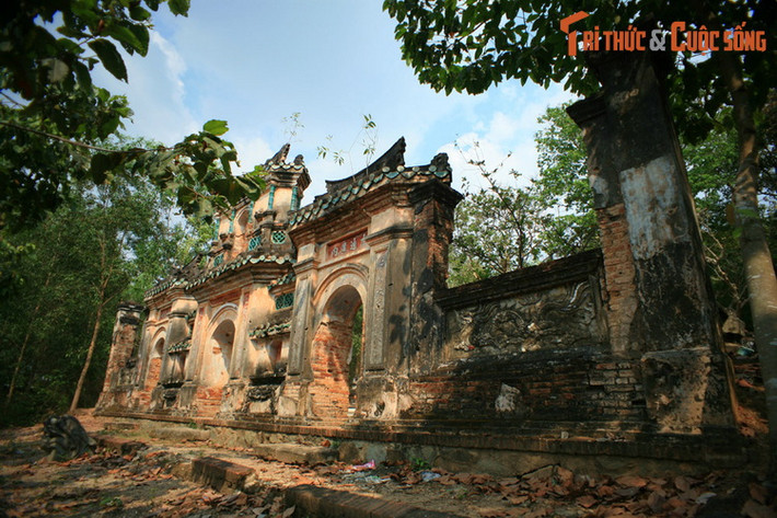 2. Trên ngọn đồi thấp thuộc phường Hiệp Thành của TP Thủ Dầu Một có một khu lăng mộ cổ quy mô lớn, được gọi là mộ ông Lân. Khu lăng mộ nằm trên phần đất thuộc quyền quản lý của dòng họ Trần – dòng họ có truyền thống lâu đời ở Thủ Dầu Một.