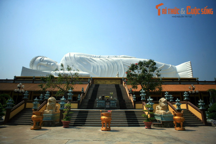 Điểm nhấn quan trọng nhất trong cảnh quan của chùa là bức tượng Đức bổn sư Thích ca nhập Niết, khánh thành vào tháng 3/2010. Đây được coi là bức tượng Phật nằm dài nhất Việt Nam. Tượng có chiều dài 52 mét, cao 12 mét, xung quanh là 840 cánh hoa senvà có các chư tiên, đệ tử tề tựu.