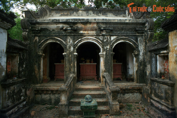 Sau khu mộ là khu nhà thờ quy mô khá bề thế. Sau những thăng trầm của thời cuộc, sự hoang phế đã bao trùm lên toàn bộ khu mộ ông Lân. Nhưng chính điều này lại đem đến cho khu lăng mộ trăm tuổi một vẻ đẹp nhuốm màu mời gian, thu hút nhiều du khách đến khám phá.