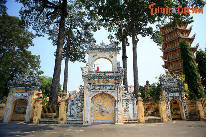 1. Tọa lạc ở phường Phú Cường của TP Thủ Dầu Một, chùa Hội Khánh là công trình kiến trúc tôn giáo, nghệ thuật lớn nhất của tỉnh Bình Dương. Chùa có từ năm 1741, được trùng tu và mở rộng nhiều lần nhưng vẫn giữ được những nét cổ kính của một ngôi chùa Nam Bộ.