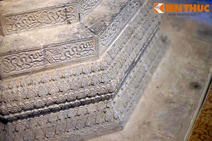 9. Hình tượng rồng đặc trưng thời Lý trên bệ tượng A Di Đà chùa Phật Tích. Đây được coi là một tượng Phật mẫu mực, một kiệt tác mỹ thuật thời Lý để lại cho muôn đời sau.