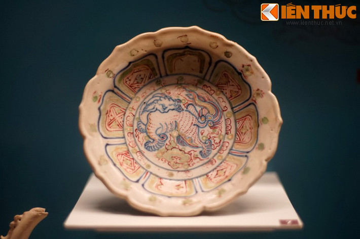 Đĩa gốm Chu Đậu có hình kỳ lân. Nổi tiếng vì màu men và họa tiết độc đáo, gốm Chu Đậu được xuất khẩu rộng rãi từ cuối thế kỷ 14 đến cuối thế kỷ 17. Bằng chứng của điều này là sự hiện diện của vô số hiện vật gốm Chu Đậu trong các di chỉ khảo cổ học và các con tàu đắm ở Nhật Bản và Đông Nam Á.