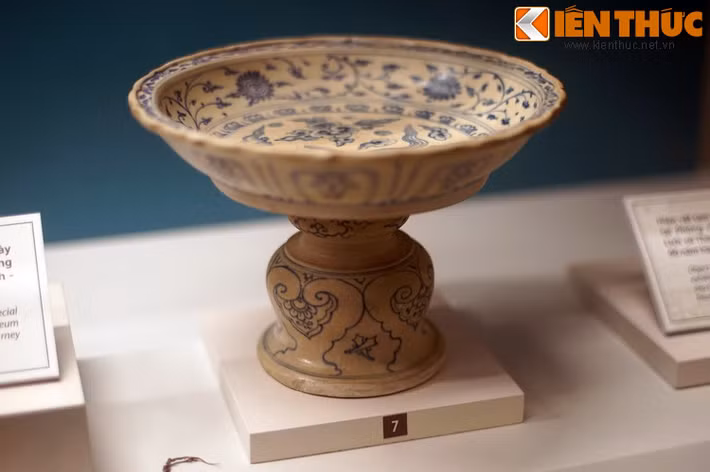 Đĩa gốm Chu Đậu chân cao. Đến thời điểm hiện tại, châu Âu đã trở thành một thị trường tiêu thụ gốm Chu Đậu ổn định. Tiếp đến là thị trường Nga, Nhật Bản cũng như một số thị trường mới. Có thể nói, gốm Chu Đậu đã quay trở lại một cách khó tin từ tro tàn của lịch sử...