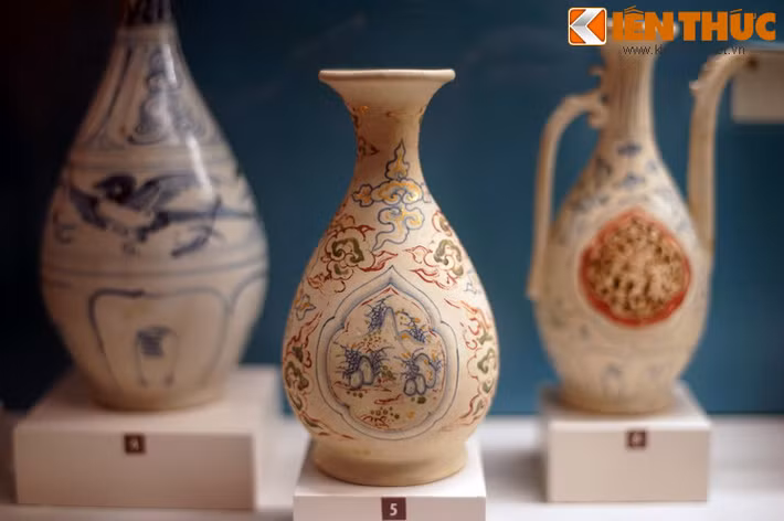 Bình tỳ bà Chu Đậu. Theo các nhà nghiên cứu, dòng gốm Chu Đậu có thể đã được hình thành và phát triển trong khoảng từ thế kỷ 13 đến thế kỷ 18. Ông Đặng Huyền Thông, xã Minh Tân được coi là ông tổ của dòng gốm này. Ngoài ra, có ý kiến cho rằng bà Bùi Thị Hý cũng là một tổ nghề.