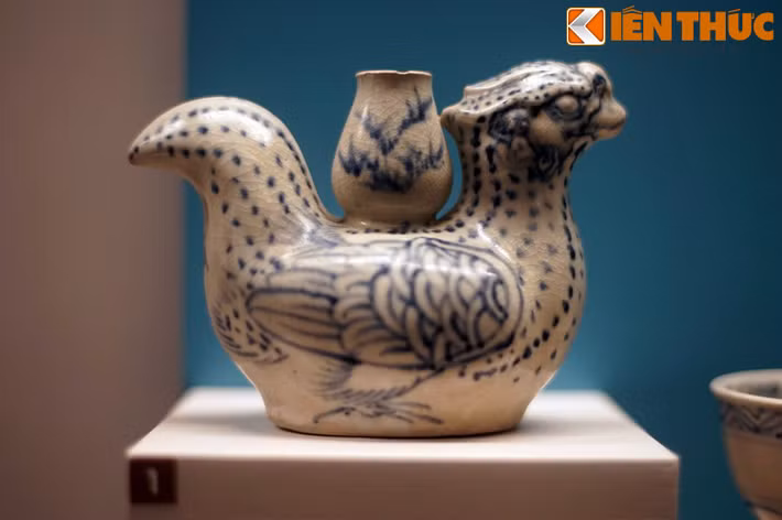 Ấm Chu Đậu hình chim. Năm 1997, việc khảo sát và khai quật con tàu đắm ở Cù lao Chàm (Quảng Nam) trở thành dấu mốc quan trọng cho sự hồi sinh của gốm Chu Đậu. Đó là cuộc khai quật tốn tiền nhất từ trước đến nay (hơn 6 triệu USD), kéo dài trong bốn năm, huy động 40 nhà nghiên cứu trong và ngoài nước...