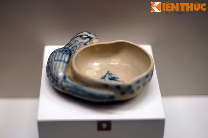 Chén Chu Đậu hình vẹt. Từ đỉnh cao của sự huy hoàng, khoảng thế kỷ 18, gốm Chu Đậu bỗng chốc lụi tàn như chưa từng tồn tại. Nhiều cách lý giải khác nhau đã được đưa ra, như tình cảnh loạn lạc thời chiến tranh Lê-Mạc và sự mở cửa trở lại của Trung Hoa vào cuối thời Minh khiến việc sản xuất dòng gốm này bị ngừng trệ.