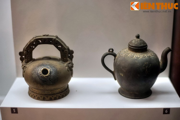 Bình vôi (trái) và ấm (phải) Tây Sơn, chất liệu đồng. Nổ ra năm 1771, cuộc khởi nghĩa Tây Sơn phát triển mạnh mẽ và nhanh chóng, tiến tới đánh tan các thế lực phong kiến cát cứ, đưa đất nước vào ổn định.