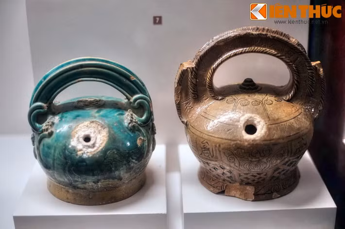 Hai chiếc bình vôi thời Tây Sơn. Sau chiến thắng quân xâm lược, thống nhất đất nước, nhiều chủ trương, cải cách lớn được Nguyễn Huệ hoạch định nhằm phát triển kinh tế, xã hội, văn hoá và quân sự, củng cố nền độc lập, thống nhất đất nước.