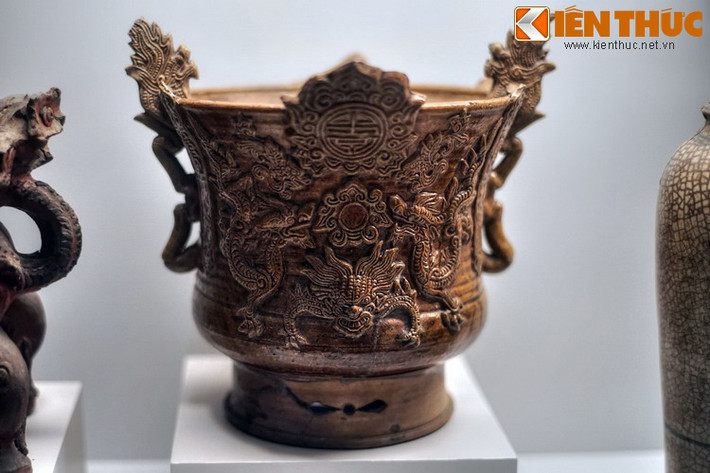 Lư hương bằng gốm, triều Tây Sơn. Thành tựu lớn nhất của khởi nghĩa nông dân Tây Sơn chính là đã dẹp yên được thù trong, đánh thắng giặc ngoài và thống nhất đất nước.