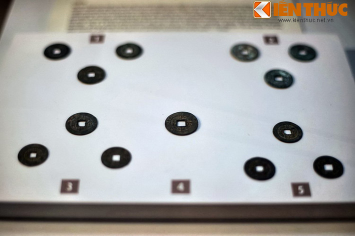 Các loại tiền xu thời Tây Sơn (Thái Đức Thông Bảo, Minh Đức Thông Bảo, Quang Trung Thông Bảo...). Cho đến nay di sản văn hoá vật chất thời Tây Sơn tuy còn lại không nhiều nhưng đã được các nhà nghiên cứu sử học và bảo tàng tập hợp, công bố rộng rãi.