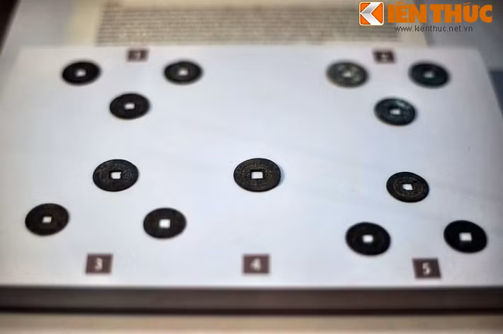 Các loại tiền xu thời Tây Sơn (Thái Đức Thông Bảo, Minh Đức Thông Bảo, Quang Trung Thông Bảo...). Cho đến nay di sản văn hoá vật chất thời Tây Sơn tuy còn lại không nhiều nhưng đã được các nhà nghiên cứu sử học và bảo tàng tập hợp, công bố rộng rãi.