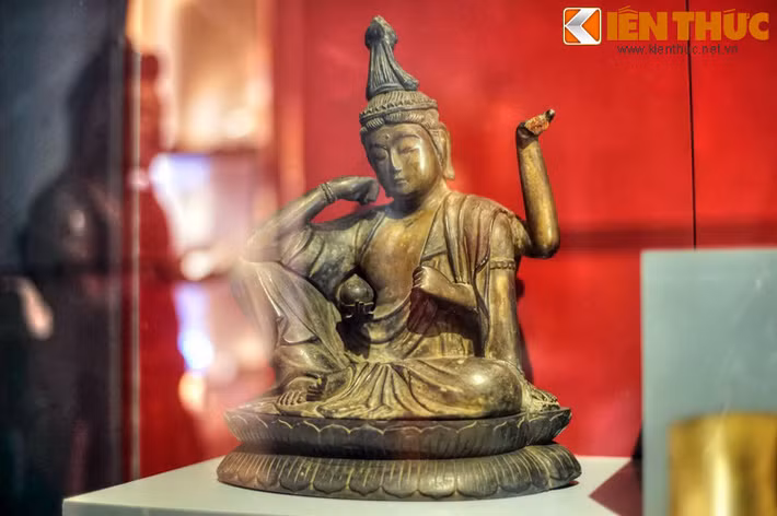 Tượng Quan Âm bằng gỗ của Nhật Bản, thế kỷ 17. Theo đánh giá của các nhà nghiên cứu, nghệ thuật điêu khắc tượng Phật của Phật giáo Nhật Bản đã đạt đến trình độ nghệ thuật cao nhất nhì thế giới.