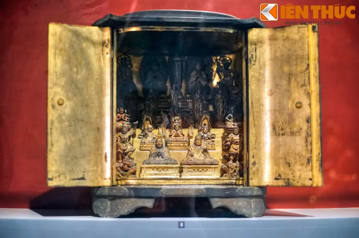 Khám thờ Phật bằng gỗ sơn thếp vàng của Nhật Bản, niên đại thế kỷ 18. Đạo Phật được truyền bá từ Triều Tiên vào Nhật Bản trong thế kỷ thứ 6 SCN, là một sự kiện quan trọng trong lịch sử đất nước này.