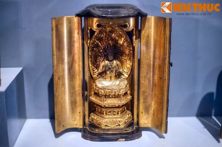 Một khám thờ được chạm khắc kỳ công và thếp vàng lộng lẫy, thế kỷ 18. Thời Heian (194-1185) là giai đoạn phát triển cực thịnh của điêu khắc Phật giáo. Kết hợp với Mật tông, các tác phẩm Phật giáo Nhật Bàn lúc này thể hiện sự sáng tạo và bản sắc riêng.