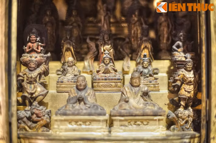 Những bức tượng nhỏ được chạm khắc tinh xảo đặt trong khám thờ. Khi Phật giáo thịnh hành ở Nhật Bản, nghệ thuật cùng đã phát triển mạnh mẽ và có sự biến đổi qua các thời kỳ lịch sử.