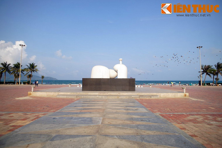 Tuy nhiên, vào ngày 9/10/1945, Hội đồng Chính phủ ra quyết nghị giữ nguyên tên cũ bằng tiếng Việt của các đơn vị hành chính trong cả nước để tiện việc thông tin liên lạc và công văn giấy tờ. Thành phố trở lại tên gọi Đà Nẵng kể từ đó cho đến nay... Ảnh: Công viên Biển Đông ở Đà Nẵng.