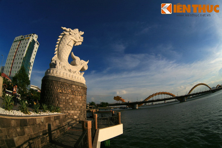 Cụ thể, nhà nghiên Inrasara cho rằng "Đà Nẵng" là cách người Việt phiên âm từ Đaknan. Trong tiếng Chăm, "Đak" có nghĩa là "nước", "nan" có nghĩa là "rộng". Địa danh Đaknan hàm ý chỉ vùng sông nước rộng mênh mông ở cửa sông Hàn. Ảnh: Tượng Cá chép hóa Rồng bên sông Hàn.