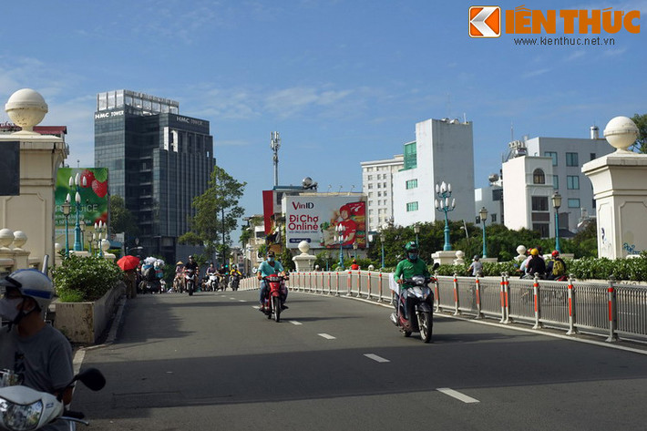 Theo đánh giá, cầu được thiết kế với kiến trúc đẹp, nhiều chi tiết trang trí vừa tôn vinh bề dày lịch sử, vừa phù hợp với cảnh quan. Thảm cây xanh được bài trí hài hòa, làm cho cây cầu không bị thô cứng.