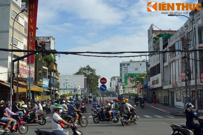 Khi nhà Nguyễn hình thành, vì các vấn đề húy kỵ liên quan đến hoàng tộc mà cầu Hoa đổi tên thành cầu Huê, rồi cầu Bông (“huê”, hay “bông” đều là hoa theo các cách gọi của cư dân Nam Bộ).