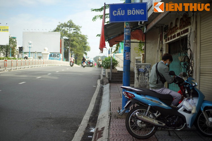 Có nhiều giả thuyết khác nhau quanh tên gọi cầu Bông. Được nói đến nhiều nhất là chuyện gầm cầu từng có một vườn hoa rất đẹp, nên dân gian gọi đây là cầu Hoa.