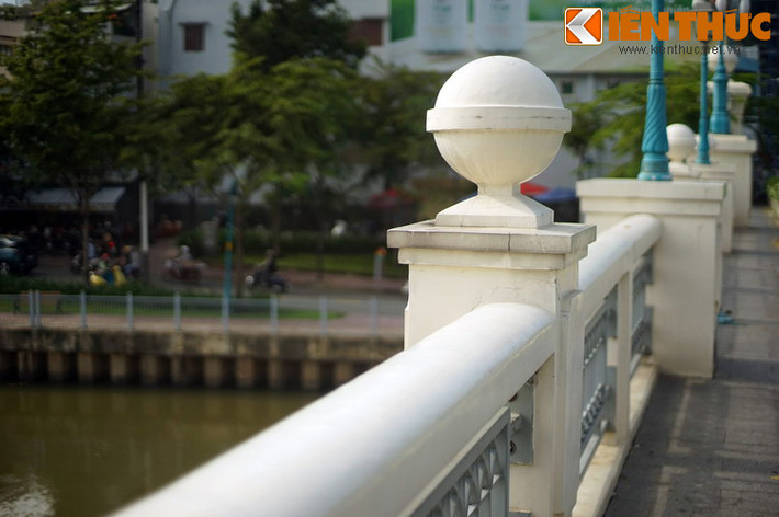 Trải qua thăng trầm lịch sử, cầu Bông đã từng nhiều lần đổ sập và được xây lại trên vị trí cũ. Vào năm 2013, cây cầu hiện hữu đã trên 50 tuổi và xuống cấp trầm trọng. Chính quyền TP.HCM đã cho xây mới cầu Bông. Năm 2014, cầu Bông mới thông xe.