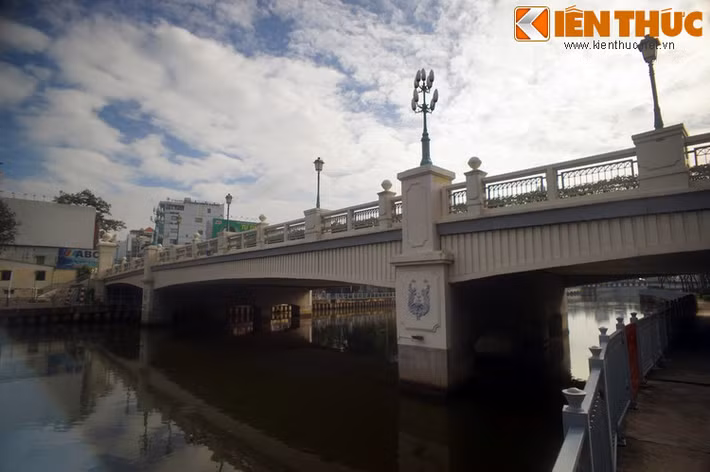 Các sử liệu cho thấy, cầu Bông được xây dựng vào khoảng thế kỷ 18. Có tư liệu ghi chi tiết rằng cầu được xây dựng vào năm 1771, thời các chúa Nguyễn.