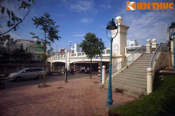 Sau khi được tái thiết, cầu Bông không chỉ tạo sự thuận lợi cho người dân tham gia giao thông mà đã trở thành một điểm nhấn, đáp ứng xu thế đi lên về diện mạo kiến trúc và văn minh đô thị ở TP.HCM...