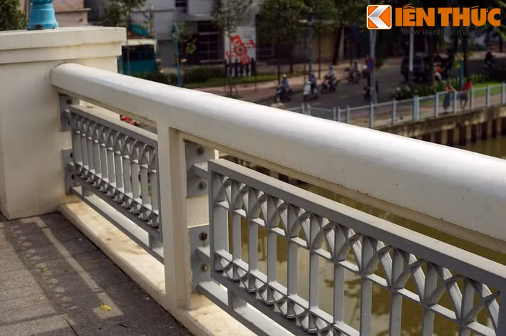 Trong giai đoạn kháng chiến chống Mỹ, cầu Bông là địa điểm diễn ra nhiều trận đánh ác liệt giữa ta và địch, đồng thời cũng chứng kiến nhiều cuộc biểu tình phản chiến.