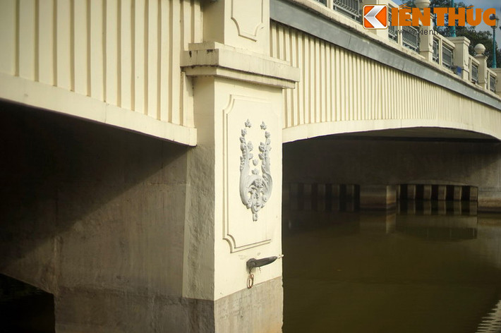 Thuở sơ khai, cầu được gọi là cầu Cao Miên, tương truyền do một vị phó vương Cao Miên (Khmer) đang xin tá túc tại khu vực này cho xây dựng. Vùng đất quanh cầu Bông thời ấy có khá nhiều người Khmer sinh sống.