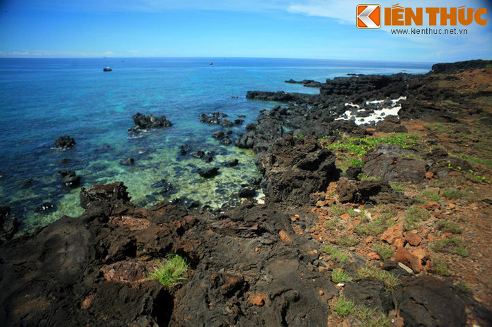 Theo đó, các bãi đá nham thạch là một cảnh quan đặc trưng của đảo Bé, một xã đảo thuộc huyện đảo Lý Sơn, tỉnh Quảng Ngãi.