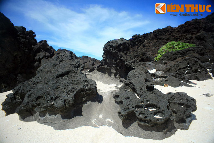 Những bãi đá nham thạch đen đã tạo nên dấu ấn của đảo Bé Lý Sơn trong lòng du khách trong và ngoài nước. Hàng năm, có hàng triệu du khách đến đây để tham quan du lịch cũng như ngắm cảnh.