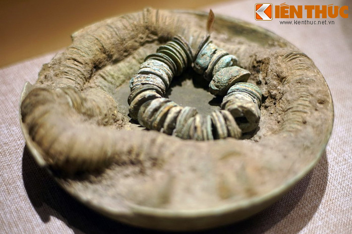 Một chậu tiền nhỏ hơn được chôn trong mộ cổ.