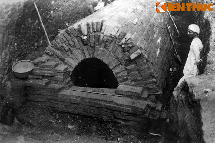 Hiện trường khai quật di tích mộ Hán Nghi Vệ, Bắc Ninh. Ảnh chụp lại từ Bảo tàng Lịch sử Quốc gia.