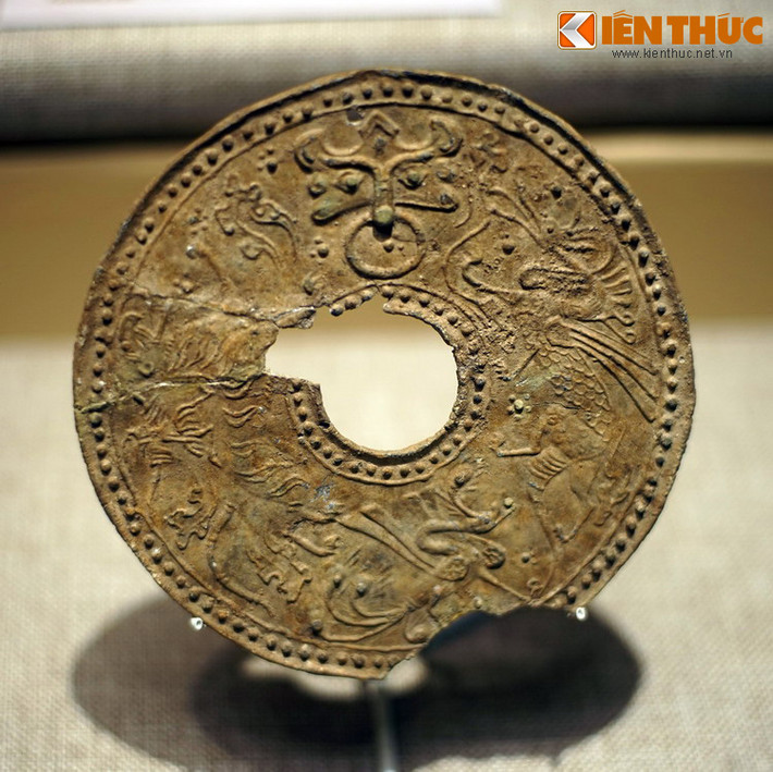 Bùa đeo bằng đồng trang trí hình các linh vật tìm thấy ở mộ Hán Nghi Vệ. Khu mộ thuộc này về giới quý tộc người Hán sống ở Luy Lâu, thủ phủ cũ thời Bắc thuộc.