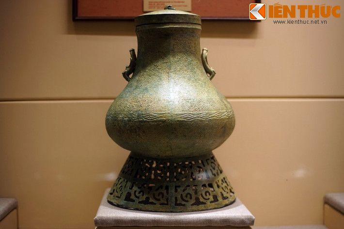 Chiếc bình bằng đồng được tìm thấy ở mộ Hán Nghi Vệ, Bắc Ninh. Khu mộ cổ này được nhà khảo cổ học Thụy Điển Olop Janse khai quật vào khoảng cuối thập niên 1930. Hiện vật trưng bày tại Bảo tàng Lịch sử Quốc gia Việt Nam.