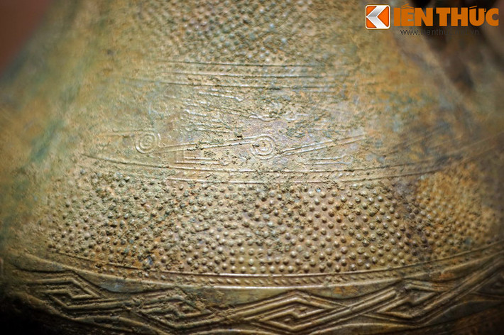 Cận cảnh họa tiết trang trí trên chiếc bình đồng. Theo hồ sơ khảo cổ, nhiều hiện vật bằng đồng chế tác tinh xảo đã được tìm thấy trong mộ Hán Nghi Vệ, nổi bật là chiếc bình đồng cao 47,5 cm, rộng bụng 38 cm.